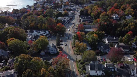 Luftaufnahme-Der-Hauptstraße-In-Ogunquit,-Maine,-USA,-Mit-Schnell-Fahrendem-Auto-An-Der-Küste-Des-Badeortes