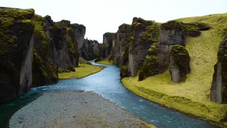 Drones-4k,-Tomas-Cinematográficas-Aéreas-Del-Cañón-Studlagil-Se-Pueden-Encontrar-En-El-Este-De-Islandia-En-El-Valle-Glaciar-Llamado-Jokuldalur