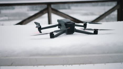 Eine-Drohne-Auf-Einer-Schneebedeckten-Oberfläche