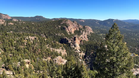 Staunton-State-Park-Colorado-Sommer-Wanderung-Fahrrad-Ausritt-Wanderweg-Rocky-Mountains-Pikes-Peak-Bugling-Elk-Falls-Trail-Bailey-Nadelbaum-Immergrün-Sonnig-Blauer-Himmel-Malerische-Landschaft-Langsame-Schwenk-Nach-Links