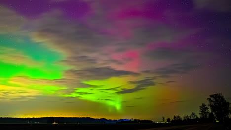 Espectacular-Aurora-Boreal,-Colores-Vibrantes-Durante-La-Noche,-Tonos-De-Aurora-Boreal