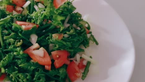 Punto-De-Vista-De-Comer-Un-Plato-De-Ensalada-De-Helecho-Fiddlehead-O-Enseladang-Pako,-Un-Manjar-Local-Vegano-Tradicional-De-Pinoy-De-Filipinas