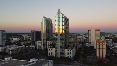 Video-Aéreo-Del-Edificio-Al-Atardecer-En-Tampa,-Florida.