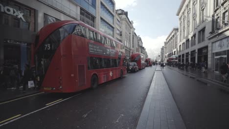 Fila-De-Autobuses-De-Dos-Pisos-Y-Automóviles-Circulando-Por-Oxford-Street