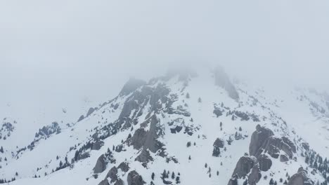 Schneebedeckte-Ciucas-Berge,-Eingehüllt-In-Nebel,-Ruhige-Winterlandschaft