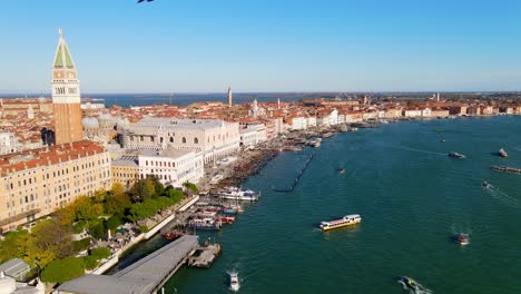 Aerial-view-coastline-in-Piazza-San-Marco,-Venecia