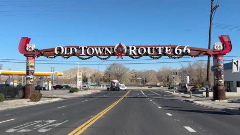 Historische-Route-66-In-Victorville,-Kalifornien-–-Sicht-Des-Fahrers