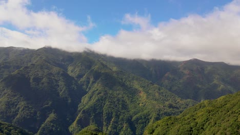 Wunderschöne-Grüne-Berge-An-Einem-Sonnigen-Tag-Auf-Madeira,-Portugal