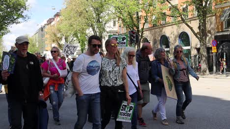 Menschen-Gehen-Mit-Schildern-Bei-Friedlichem-Klimaprotestmarsch-In-Schweden