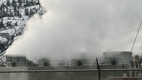 Industrieller-Atem:-Arbeitswolken-Aus-Mächtigen-Schornsteinen
