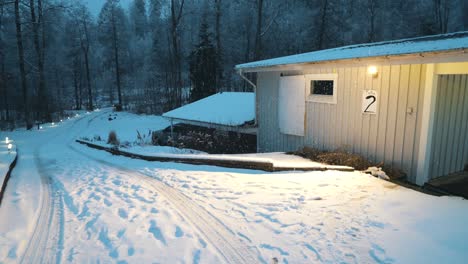 Eine-Hütte-Mit-Schnee-In-Landvetter,-Schweden