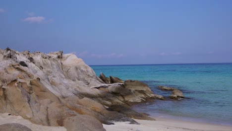 Nahaufnahme-Der-Felsen-Am-Strand-Von-Kavourotripes-In-Sithonia,-Chalkidiki,-Griechenland