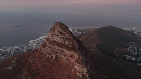 La-Cabeza-De-León-Revela-Signal-Hill-Y-El-Paisaje-Urbano-Al-Atardecer-En-Ciudad-Del-Cabo,-Sudáfrica