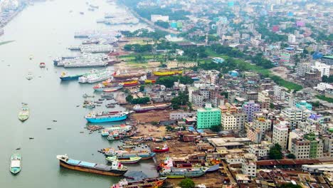 Luftaufnahme-Nach-Vorne-Geneigt-über-Der-Werft-Am-Buriganga-Fluss-In-Dhaka,-Bangladesch