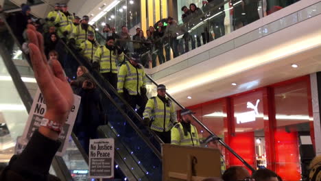 Decenas-De-Agentes-De-La-Policía-Metropolitana-Bajan-Por-Una-Escalera-Mecánica-En-Un-Centro-Comercial-Durante-Una-Protesta-De-Black-Lives-Matter.