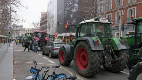 Tractores-Estacionados-En-La-Calle-Durante-Una-Huelga-De-Agricultores-Mientras-Los-Agricultores-Y-Los-Sindicatos-Agrícolas-Protestan-Contra-La-Competencia-Desleal,-Las-Políticas-Agrícolas-Y-Gubernamentales.