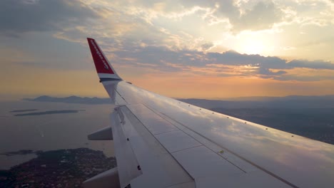 Ala-De-Avión-Descendiendo-Sobre-La-Costa-De-La-Riviera-Francesa-Al-Atardecer-Nublado