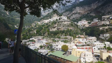 Turistas-Tomando-Fotos-|-Cerca-Del-Pintoresco-Acantilado-De-Montaña-En-Positano-Italia-En-Verano,-4k