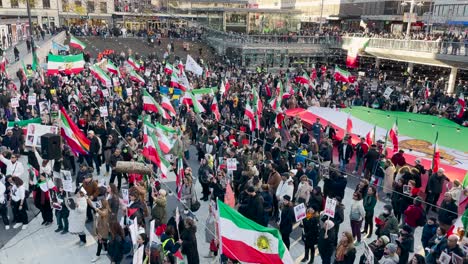 Manifestantes-Con-Banderas-Iraníes-En-Una-Manifestación-Sueca-Contra-El-Régimen-De-Irán