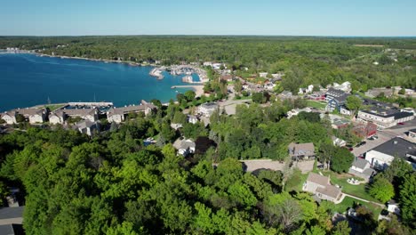 Drone-aerial-shot-overlooking-all-of-the-city-of-sister-bay,-Wisconsin