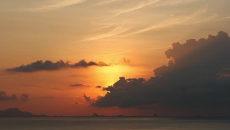 Wunderschöne-Sonnenuntergangsfarben-Mit-Sonne,-Die-Hinter-Einer-Riesigen-Wolkenlandschaft-über-Dem-Ozean-Verborgen-Ist
