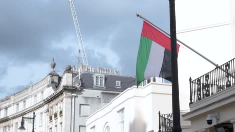 Bandera-De-Los-Emiratos-Árabes-Unidos-En-Belgravia,-Londres,-Reino-Unido