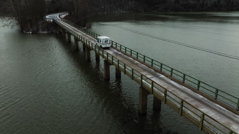 Fahrzeug-Fährt-Auf-Der-Brücke,-Lake-Sequoyah,-Arkansas,-USA-–-Drohnenaufnahme