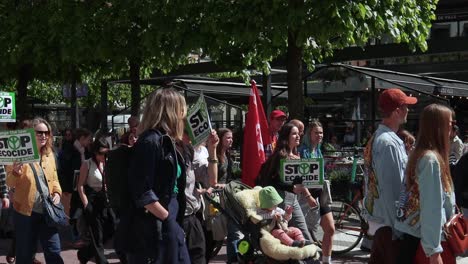 Slomo-De-Mujeres-Con-Carteles-De-Detener-El-Ecocidio-Y-Cochecito-En-Manifestación-Climática