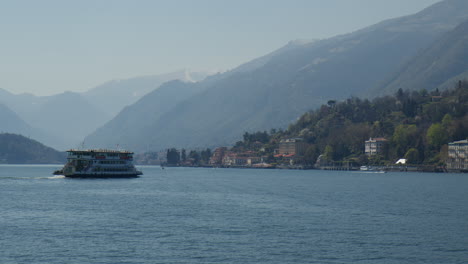 Ferry-Navegando-Por-El-Lago-Como-En-Bellagio,-Italia