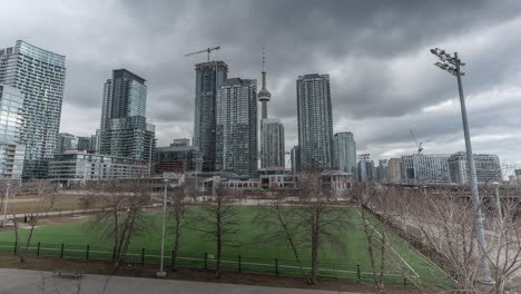 Timelapse-Del-Horizonte-Del-Centro-De-Toronto,-Niños-En-El-Patio-De-La-Escuela