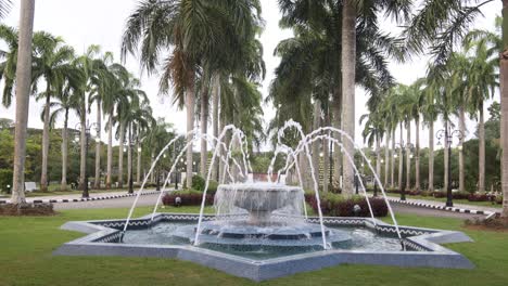 Brunnen-Und-Palmen-Im-Gartenhof-Der-Jame&#39;-Asr-Hassanil-Bolkiah-Moschee-In-Bandar-Seri-Bagawan-In-Brunei-Darussalam