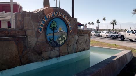 Cartel-De-La-Ciudad-De-Coachella,-California-Con-Autos-Al-Fondo-Y-Video-Estable