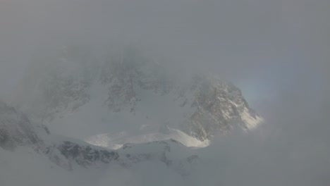 Winternebel-Verleiht-Den-Bergkiefern-Eine-ätherische-Note