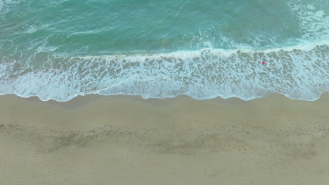 Leerer-Weißer-Sandstrand-Auf-Zypern-Mit-Entspannenden-Wellen-Von-Oben