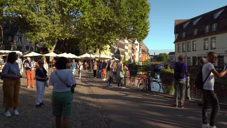 La-Petite-France-En-Estrasburgo-Es-El-Animado-Centro-Turístico-De-La-Ciudad,-Conocido-Por-Sus-Calles-Adoquinadas-Y-Canales