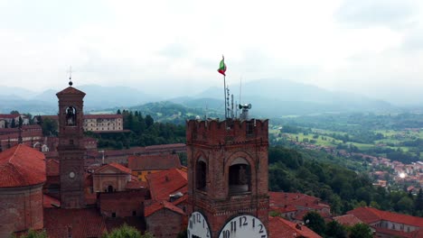 Gran-Reloj-De-La-Torre-Belvedere-Mondovi-En-Italia