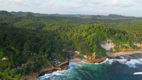 Faszinierende-Drohnenaufnahmen-Einer-Abgelegenen-Küste-In-Süd-Java,-Indonesien