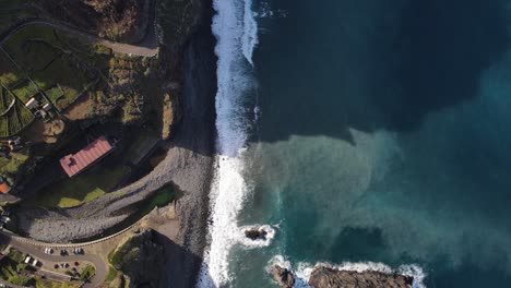 Tauchen-Sie-Ein-In-Die-Surreale-Schönheit-Der-Klippenlandschaft-Madeiras,-Aufgenommen-Aus-Einer-Einzigartigen-Luftperspektive