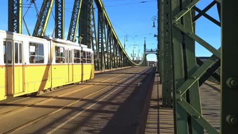 Budapest,-Ungarn,-Straßenbahn-Fährt-über-Die-Freiheitsbrücke