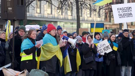 Personas-Con-Carteles-Y-Banderas-Aplauden-En-Una-Manifestación-Contra-La-Guerra-En-Ucrania.
