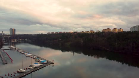 Aerial-view-of-marina-and-skyline-in-Arstaviken-bay,-Stockholm