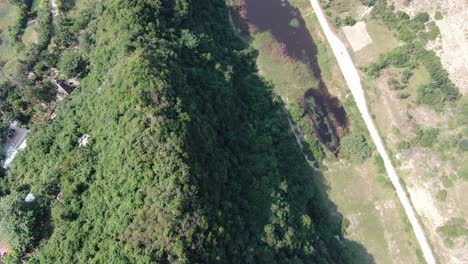 Vista-Aérea-De-Drones-En-Vietnam-Volando-Sobre-La-Costa-De-Da-Nang-Ciudad-Montañas-De-Mármol-Vista-Superior-Carretera-Con-Autos-En-Un-Día-Soleado