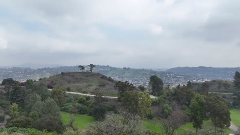 Vuelo-Realizado-A-Través-Del-Parque-Elysian-En-Los-Ángeles,-Vista-De-Las-Montañas