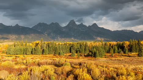 Wolken-Schweben-Im-Herbst-über-Der-Teton-Range