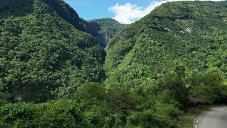 Flussschlucht-In-Muchas-Aguas-Und-üppigem-Wald