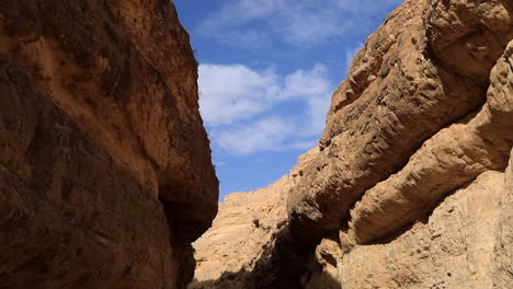 Luz-Del-Sol-Dorada-Que-Ilumina-Las-Texturas-Escarpadas-Del-Cañón-Mides,-Túnez,-Bajo-Un-Cielo-Azul-Claro