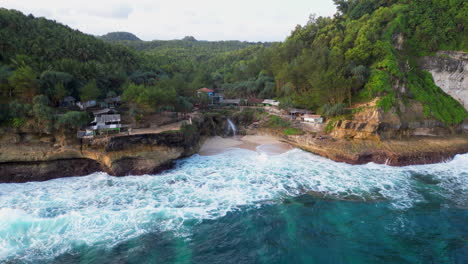 Drohnenflug-über-Den-Strand-Von-Banyu-Tibo-Und-Das-Kristallklare-Blaue-Wasser-In-Indonesien