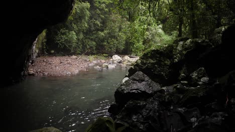 Blick-Auf-Cave-Creek-Von-Innen-Natural-Arch-Cave,-Natural-Bridge,-Springbrook-Nationalpark