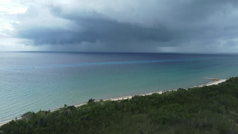 Exuberante-Costa-De-La-Isla-De-Cozumel-En-El-Mar-Caribe-Con-Cielo-Tormentoso-En-El-Fondo,-México