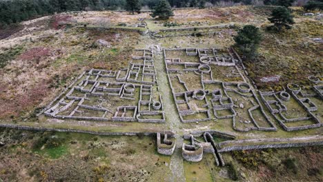 Luftaufnahme-Des-Rückzugs-über-Den-Steinmauerresten-Des-Castro-De-San-Cibran-In-Las-Ourense,-Spanien